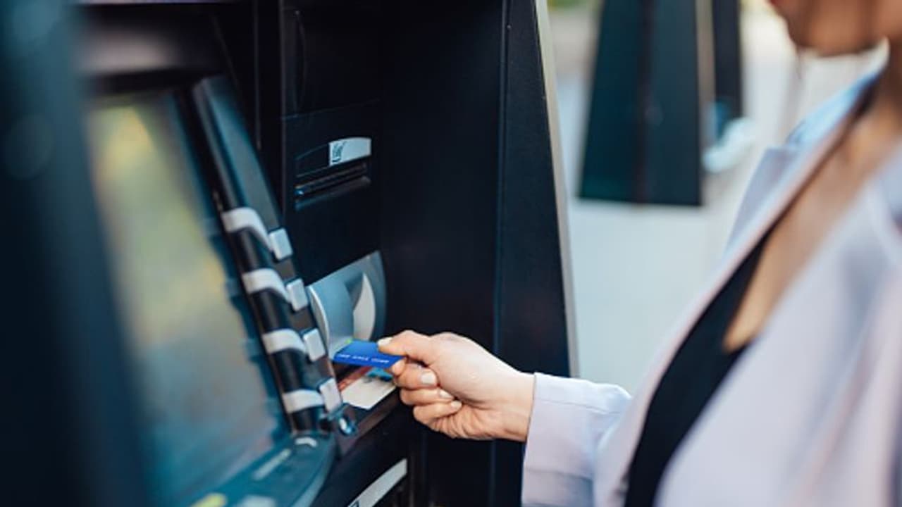 102 രൂപ ഉണ്ടായിരുന്ന അക്കൗണ്ടിലേക്ക് എത്തിയത് 1.24 കോടി, 'പണം നിങ്ങളുടേതെന്ന്' ബാങ്ക്'; പിന്നീട് സംഭവിച്ചത് !