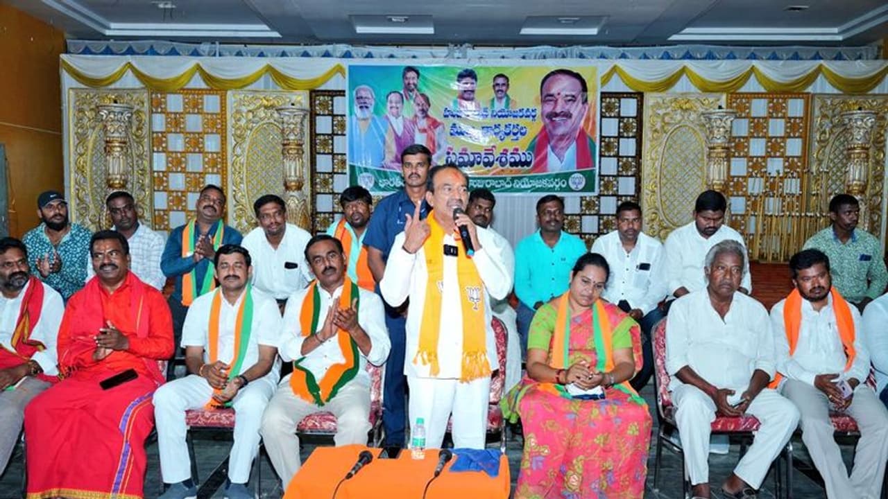 తెలంగాణ అసెంబ్లీ ఎన్నికలు : కేసీఆర్పై పోటీ చేస్తా .. ఈటల రాజేందర్ సంచలన వ్యాఖ్యలు తెలంగాణ అసెంబ్లీ ఎన్నికలు : కేసీఆర్పై పోటీ చేస్తా .. ఈటల రాజేందర్ సంచలన వ్యాఖ్యలు