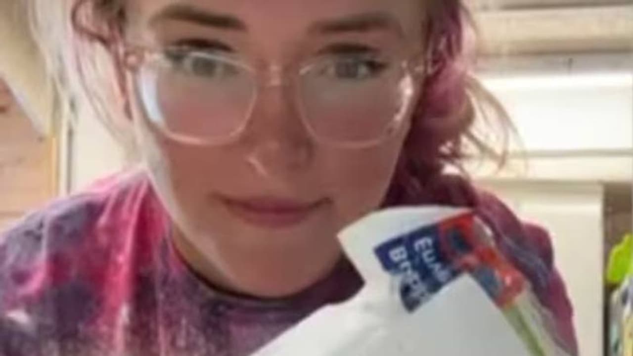 അമ്മയുടെ ചിതാഭസ്മം വിൽപനയ്ക്ക് വച്ച് യുവാവ്, 2800 രൂപ കൊടുത്ത് ഒരു കുപ്പി വാങ്ങി അപരിചിതയായ യുവതി! 