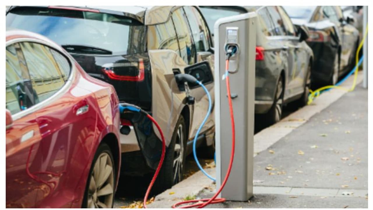 എൻട്രി ലെവൽ പ്രീമിയം ഇലക്ട്രിക് കാറിനായി പ്ലാനുണ്ടോ? ഇതാ രണ്ടു വമ്പന്മാർ!