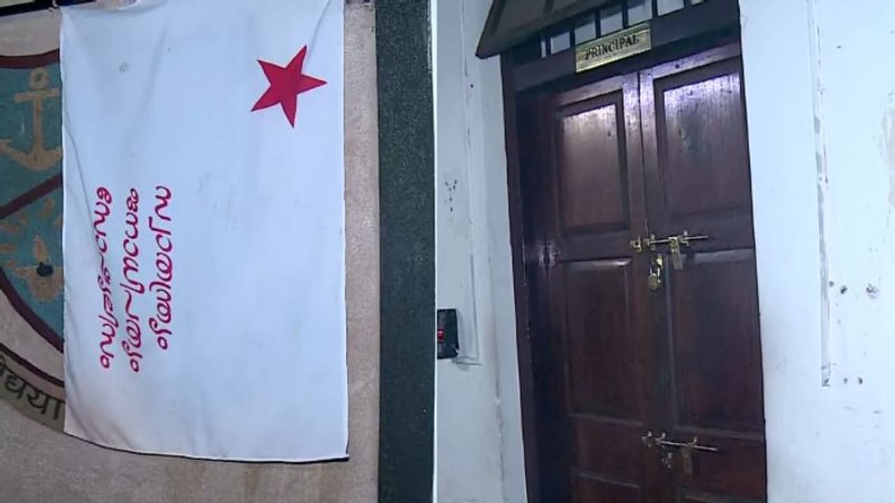 മഹാരാജാസ് കോളേജിൽ പ്രിൻസിപ്പാളിനെ എസ്എഫ്ഐ പ്രവർത്തകർ പൂട്ടിയിട്ടു