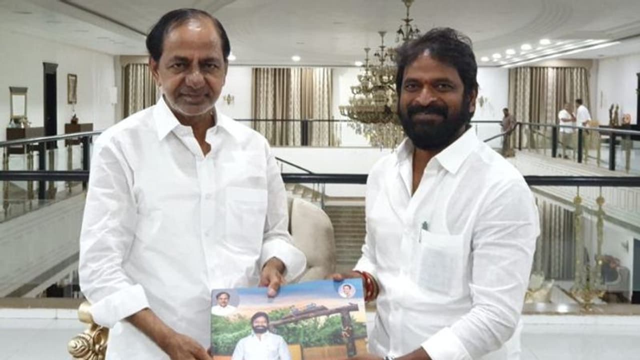 చాలా రోజుల తర్వాత కనిపించిన గులాబీ బాస్.. ఫోటో వైరల్.. ఎలా ఉన్నాడో చూడండి చాలా రోజుల తర్వాత కనిపించిన గులాబీ బాస్.. ఫోటో వైరల్.. ఎలా ఉన్నాడో చూడండి