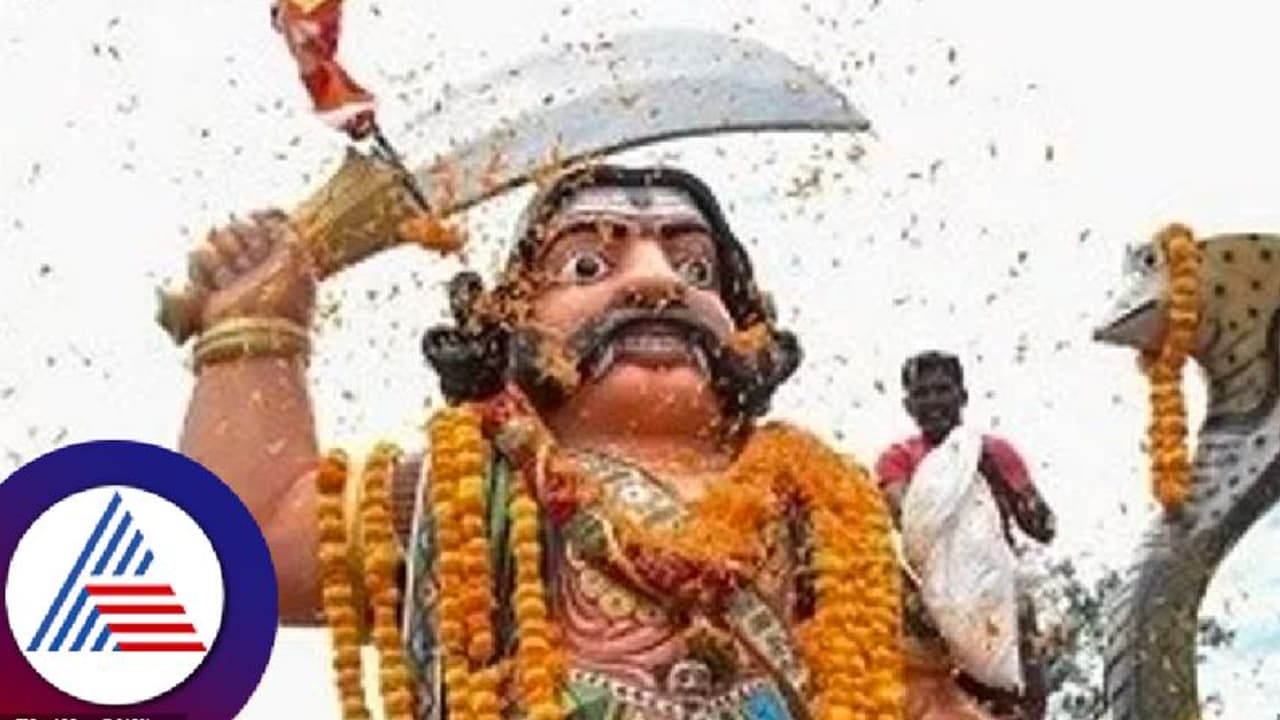 ಚಾಮುಂಡಿಬೆಟ್ಟಕ್ಕೆ ಪ್ರವೇಶ ನಿಷೇಧ; ಟೌನ್ಹಾಲ್ಗೆ ಸೀಮಿತವಾದ ಮಹಿಷಾ ದಸರಾ ಚಾಮುಂಡಿಬೆಟ್ಟಕ್ಕೆ ಪ್ರವೇಶ ನಿಷೇಧ; ಟೌನ್ಹಾಲ್ಗೆ ಸೀಮಿತವಾದ ಮಹಿಷಾ ದಸರಾ