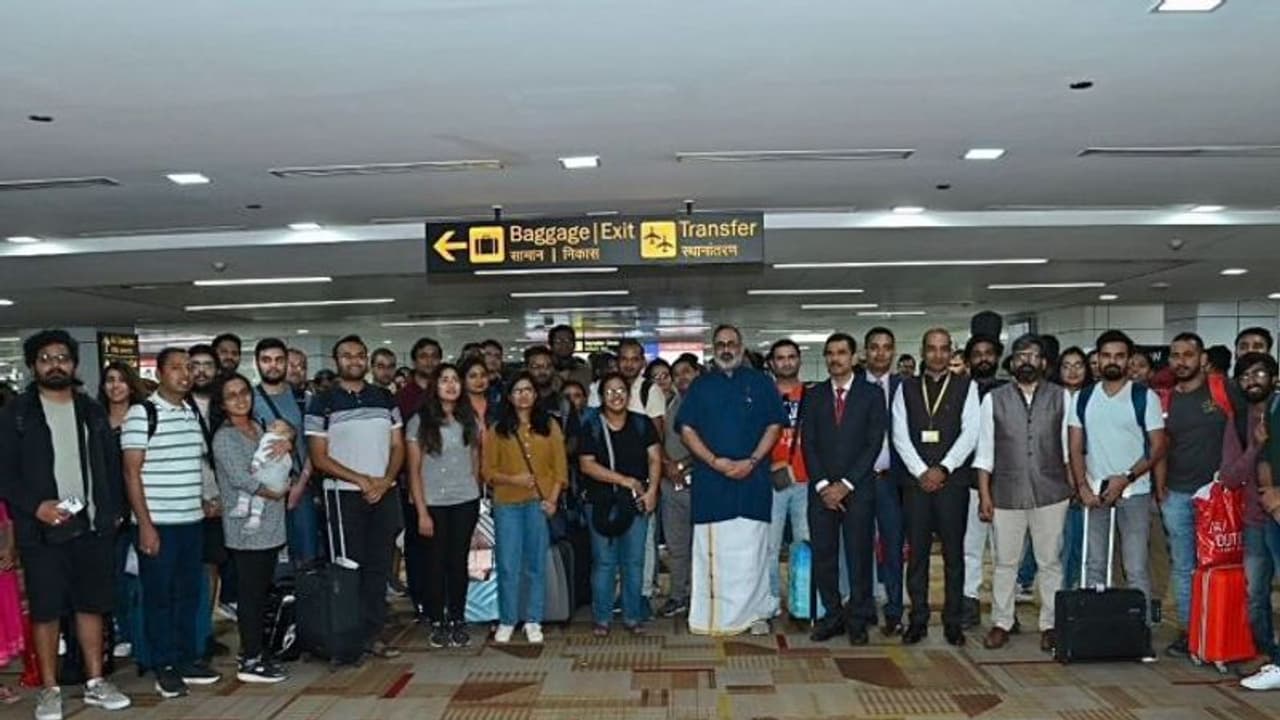 Operation Ajay : ఇజ్రాయెల్ నుండి స్వదేశానికి వచ్చినవారి భావోద్వేగం... భారత్ మాతా కి జై నినాదాల హోరు (వీడియో) Operation Ajay : ఇజ్రాయెల్ నుండి స్వదేశానికి వచ్చినవారి భావోద్వేగం... భారత్ మాతా కి జై నినాదాల హోరు (వీడియో)