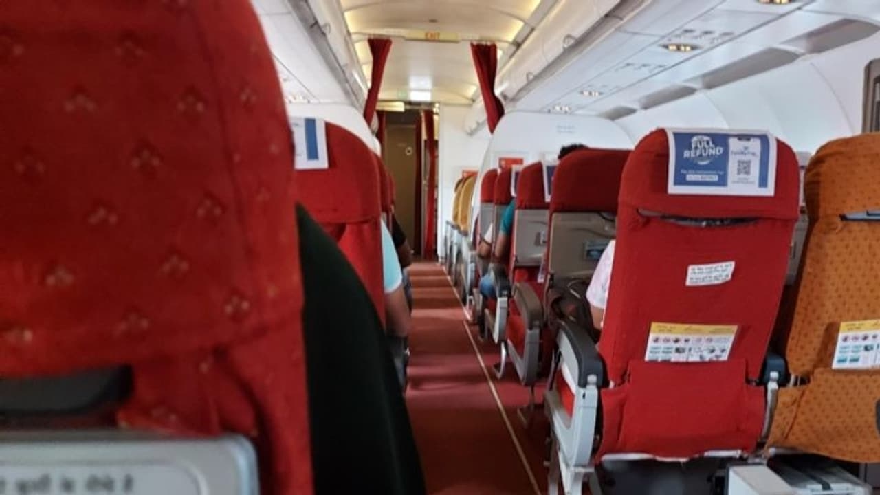 'കാനഡ റ്റു കേരള, കുറഞ്ഞ നിരക്കിൽ വിമാന ടിക്കറ്റ്; 350 ലേറെ പ്രവാസികളെ പറ്റിച്ച് ദമ്പതിമാർ തട്ടിയത് കോടികൾ 'കാനഡ റ്റു കേരള, കുറഞ്ഞ നിരക്കിൽ വിമാന ടിക്കറ്റ്; 350 ലേറെ പ്രവാസികളെ പറ്റിച്ച് ദമ്പതിമാർ തട്ടിയത് കോടികൾ