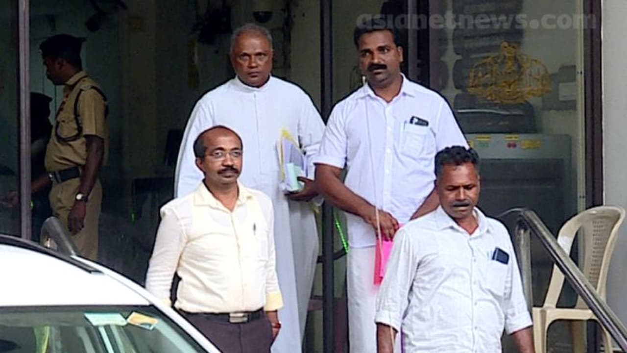 അനുനയ നീക്കവുമായി സർക്കാർ; വിഴിഞ്ഞം ഇടവകയുമായി മന്ത്രി സജി ചെറിയാൻ ചർച്ച നടത്തി അനുനയ നീക്കവുമായി സർക്കാർ; വിഴിഞ്ഞം ഇടവകയുമായി മന്ത്രി സജി ചെറിയാൻ ചർച്ച നടത്തി