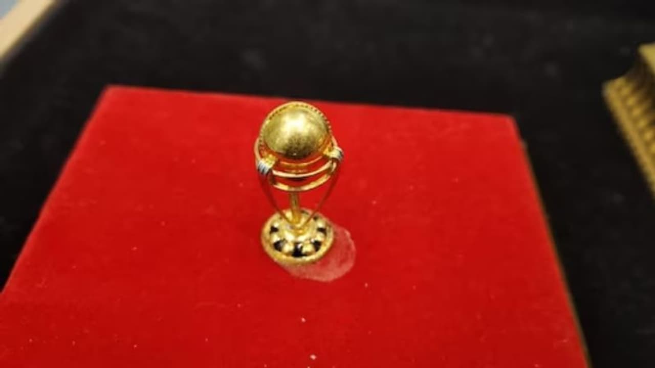 IND vs PAK: 0.9 கிராம் தங்கத்துடன் கூடிய உலகக் கோப்பையை ரோகித் சர்மாவுக்கு பரிசாக கொடுக்கும் நகைக்கடைக்காரர்!