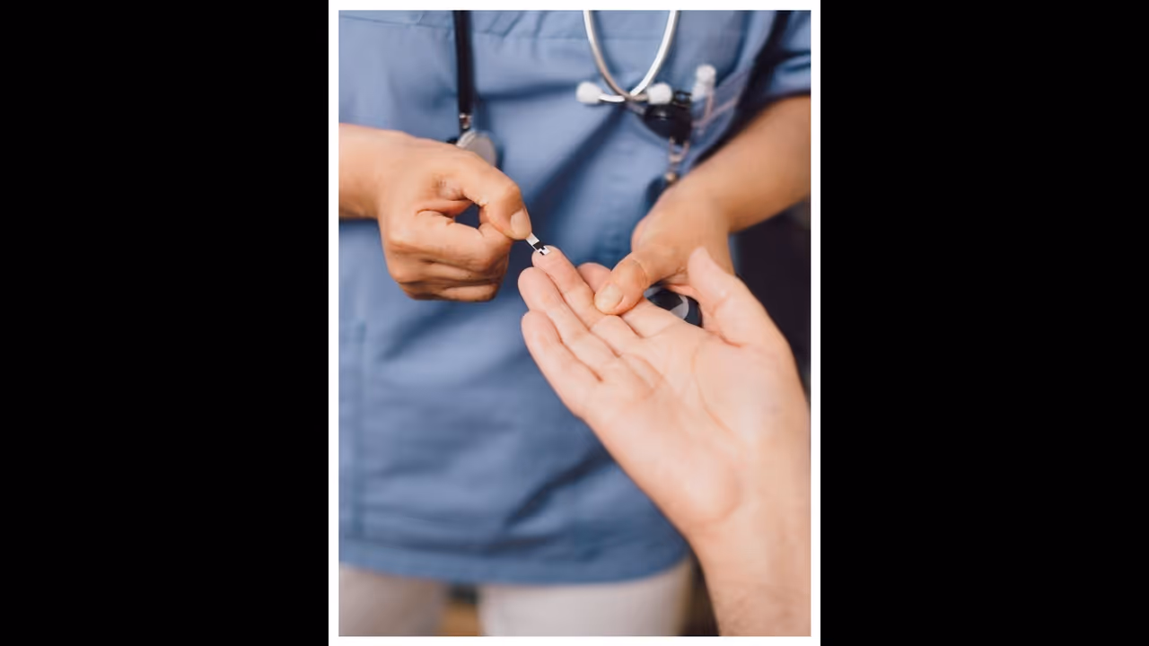 രക്തത്തിലെ പഞ്ചസാരയുടെ അളവ് കൂടിയോ? ഈ എട്ട് ലക്ഷണങ്ങൾ അവഗണിക്കരുത് രക്തത്തിലെ പഞ്ചസാരയുടെ അളവ് കൂടിയോ? ഈ എട്ട് ലക്ഷണങ്ങൾ അവഗണിക്കരുത്