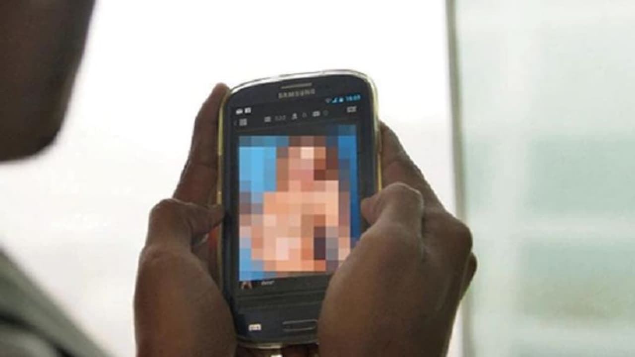 ನಡುರಾತ್ರಿ ವಿದ್ಯಾರ್ಥಿಗೆ ಶಿಕ್ಷಕಿಯ ಸೆಕ್ಸ್ ಮೆಸೇಜ್, ಪೋಷಕರಿಂದ ದೂರು! ನಡುರಾತ್ರಿ ವಿದ್ಯಾರ್ಥಿಗೆ ಶಿಕ್ಷಕಿಯ ಸೆಕ್ಸ್ ಮೆಸೇಜ್, ಪೋಷಕರಿಂದ ದೂರು!