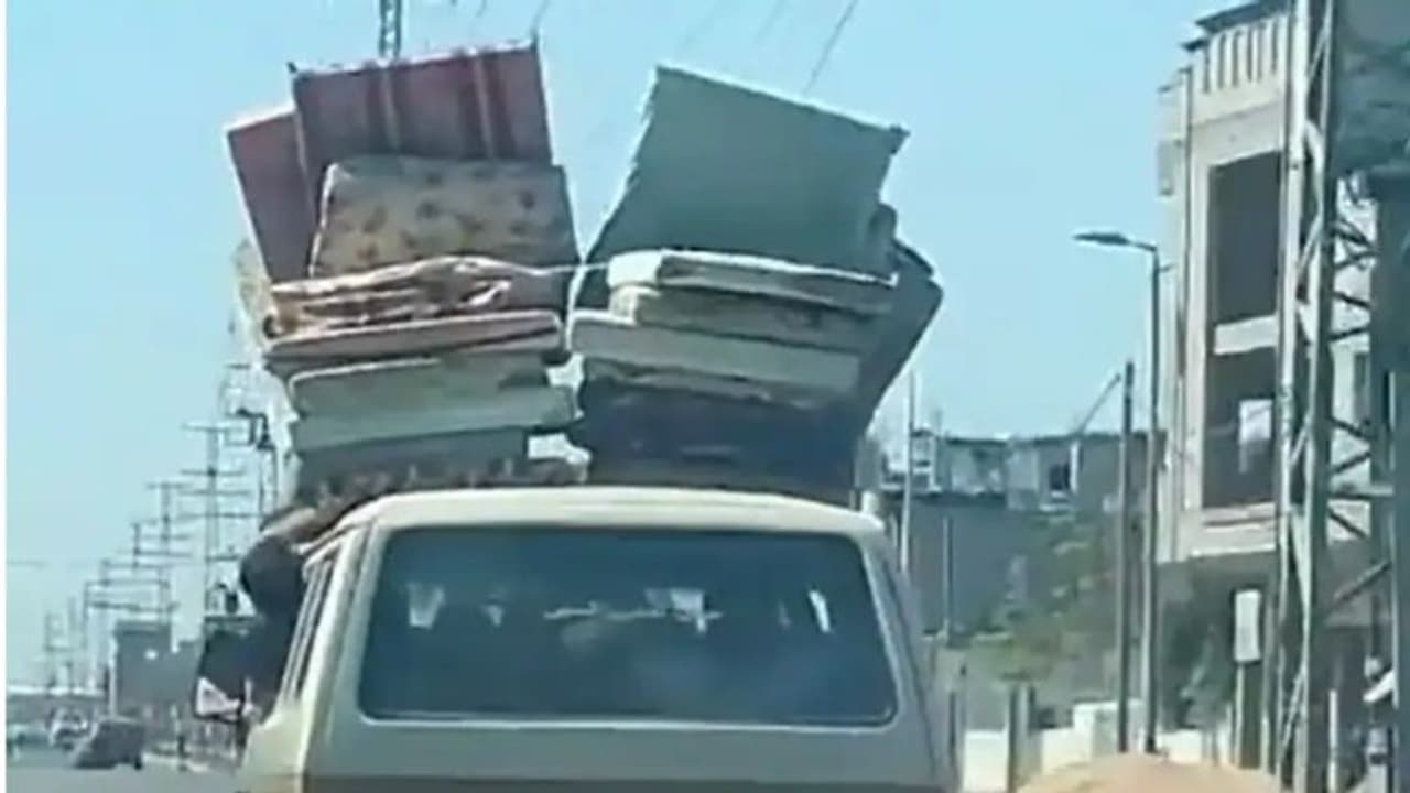 Gaza residents flee with mattresses strapped to cars after Israel's evacuation ultimatum (WATCH) Gaza residents flee with mattresses strapped to cars after Israel's evacuation ultimatum (WATCH)