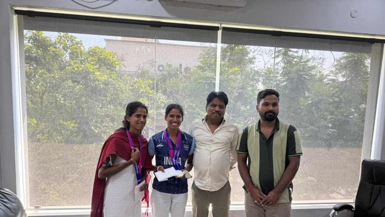 19வது ஆசிய போட்டியில் பிடி உஷா சாதனையை சமன் செய்த நித்யாவுக்கு செண்பகமூர்த்தி பரிசு வழங்கி பாராட்டு! 19வது ஆசிய போட்டியில் பிடி உஷா சாதனையை சமன் செய்த நித்யாவுக்கு செண்பகமூர்த்தி பரிசு வழங்கி பாராட்டு!