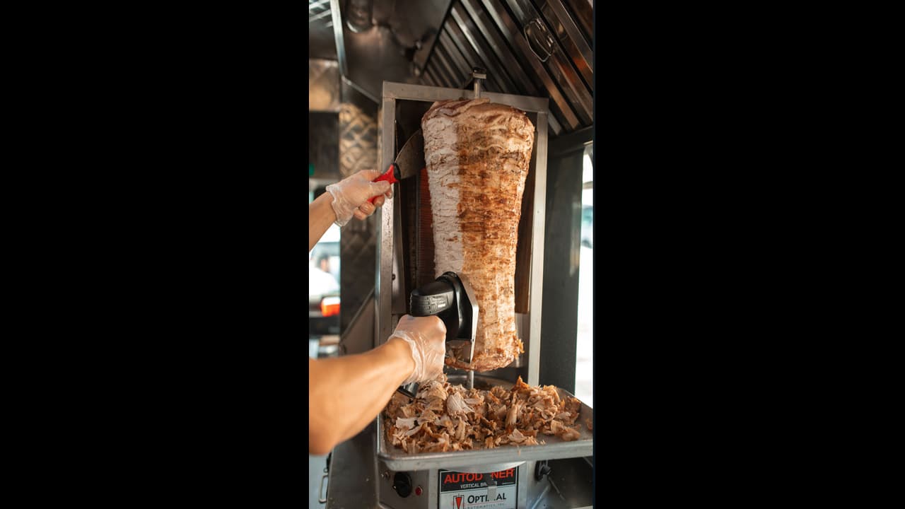 ഷവർമ കഴിച്ച് ഭക്ഷ്യവിഷബാധയെന്ന് സംശയം, കൊച്ചിയിൽ ചികിത്സയിലുള്ള യുവാവിന്റെ നിലഗുരുതരം 