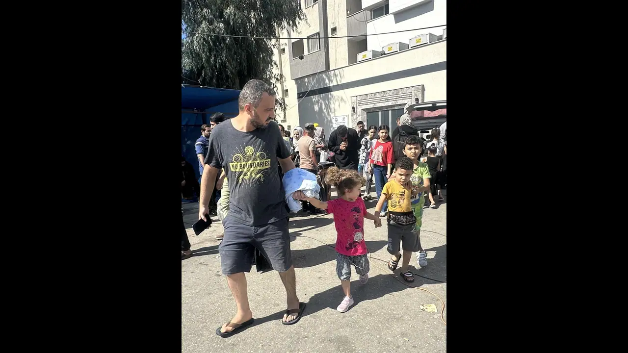 ಗಾಜಾಪಟ್ಟಿ ಒಳಗೆ ಇಸ್ರೇಲ್ ಸೇನೆ, ಯುದ್ಧ ಟ್ಯಾಂಕರ್ ಲಗ್ಗೆ: ಗುಳೆ ಹೊರಟ ಸಾವಿರಾರು ಜನ ಗಾಜಾಪಟ್ಟಿ ಒಳಗೆ ಇಸ್ರೇಲ್ ಸೇನೆ, ಯುದ್ಧ ಟ್ಯಾಂಕರ್ ಲಗ್ಗೆ: ಗುಳೆ ಹೊರಟ ಸಾವಿರಾರು ಜನ