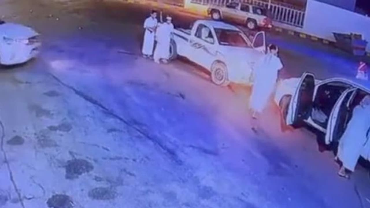 നടുറോഡിൽ ഏറ്റുമുട്ടല്; കാറപകടമുണ്ടാക്കി, പരസ്പരം വെടിവെച്ചു, രണ്ട് യുവാക്കൾ കൊല്ലപ്പെട്ടു നടുറോഡിൽ ഏറ്റുമുട്ടല്; കാറപകടമുണ്ടാക്കി, പരസ്പരം വെടിവെച്ചു, രണ്ട് യുവാക്കൾ കൊല്ലപ്പെട്ടു