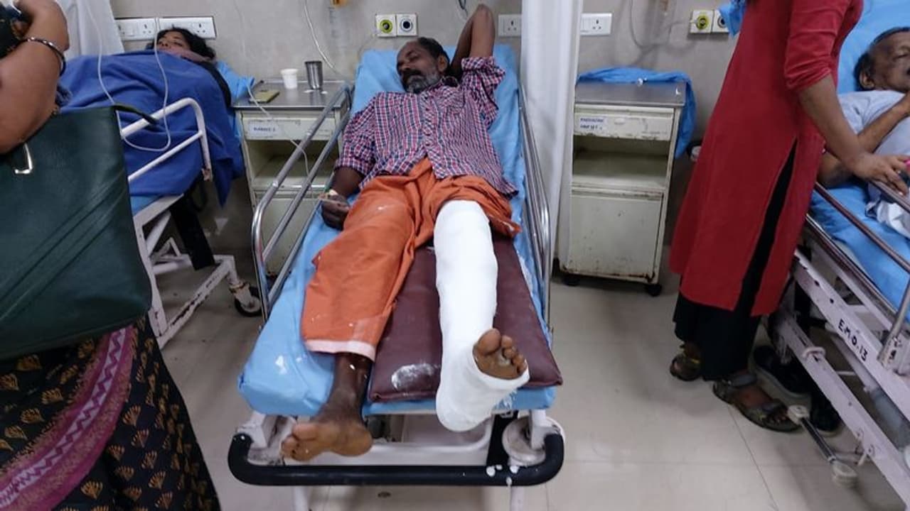 പുല്ല് വെട്ടുന്നതിനിടെ കാലിൽ മലമ്പാമ്പ് വരിഞ്ഞുമുറുക്കി, ഗുരുതര പരിക്കേറ്റ യുവാവ് രക്ഷപ്പെട്ടത് തലനാരിഴക്ക്! പുല്ല് വെട്ടുന്നതിനിടെ കാലിൽ മലമ്പാമ്പ് വരിഞ്ഞുമുറുക്കി, ഗുരുതര പരിക്കേറ്റ യുവാവ് രക്ഷപ്പെട്ടത് തലനാരിഴക്ക്!