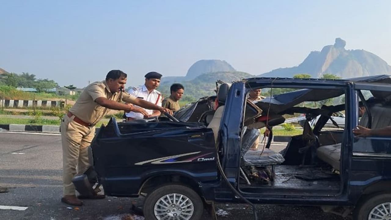 ರಾಮನಗರ: ಬೆಂಗ್ಳೂರು ಮೈಸೂರು ಹೆದ್ದಾರಿಯಲ್ಲಿ ಭೀಕರ ಅಪಘಾತ, ಸ್ಥಳದಲ್ಲೇ ನಾಲ್ವರ ದುರ್ಮರಣ ರಾಮನಗರ: ಬೆಂಗ್ಳೂರು ಮೈಸೂರು ಹೆದ್ದಾರಿಯಲ್ಲಿ ಭೀಕರ ಅಪಘಾತ, ಸ್ಥಳದಲ್ಲೇ ನಾಲ್ವರ ದುರ್ಮರಣ