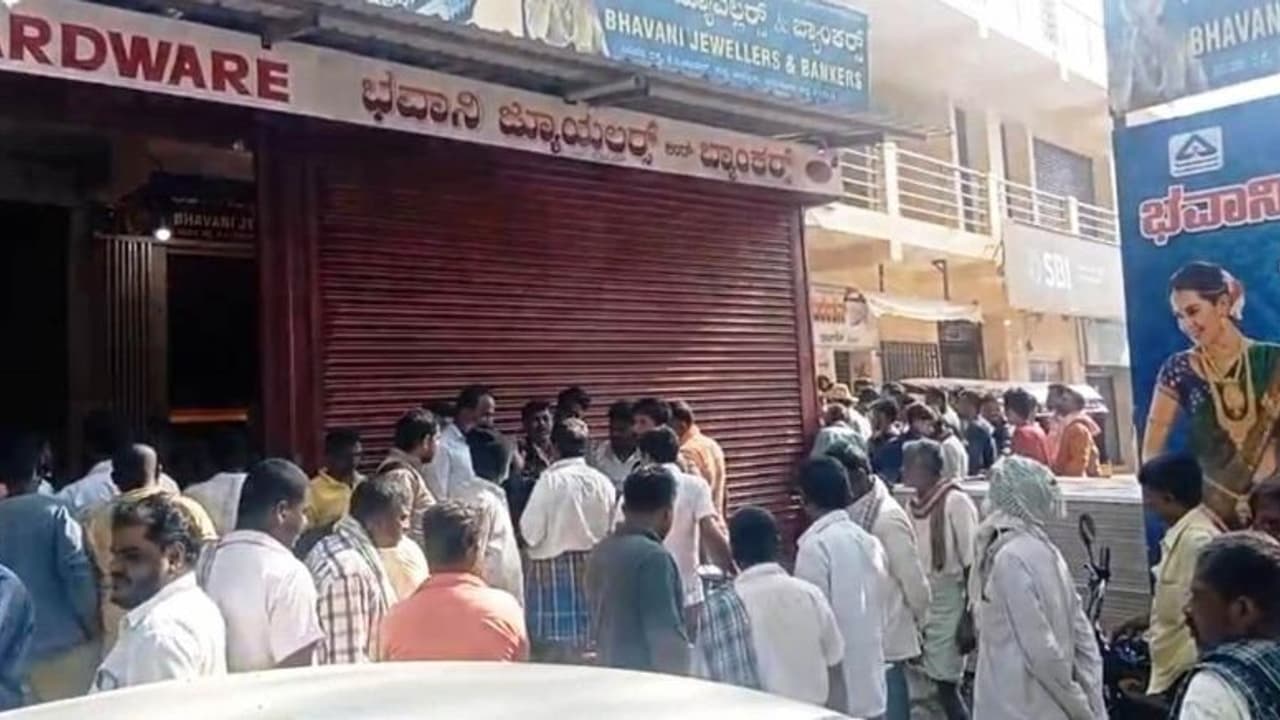 Tumakur : 5 ಲಕ್ಷ ಮೌಲ್ಯದ ಬೆಳ್ಳಿ ದೋಚಿ ಕಳ್ಳರು ಪರಾರಿ