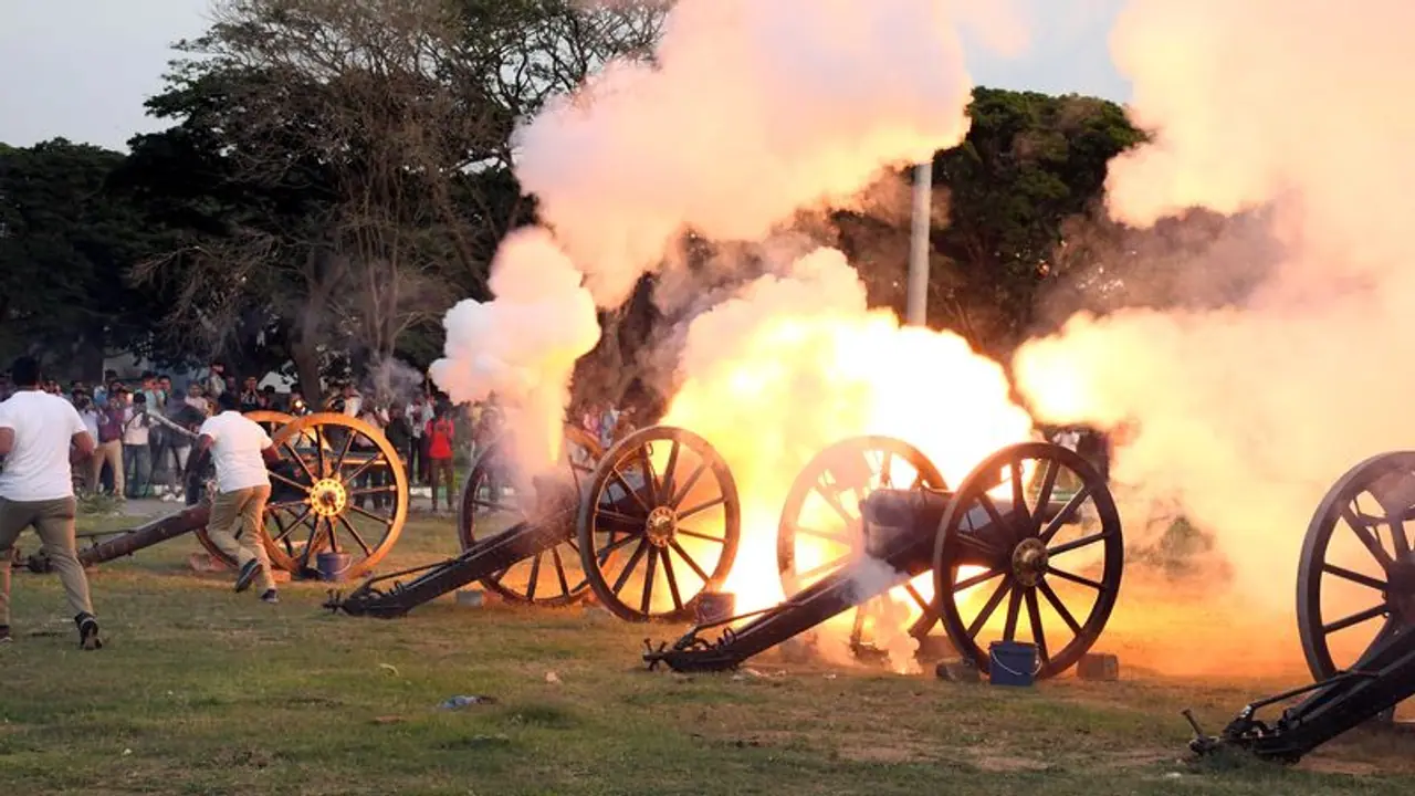  ಕುಶಾಲತೋಪು ಶಬ್ದಕ್ಕೆ ಜಗ್ಗದೇ ನಿಂತ ದಸರಾ ಗಜಪಡೆ...