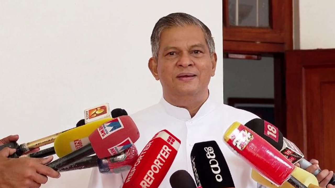 തുറമുഖത്തിനായി ക്രെയിൻ കൊണ്ടുവരുന്നതിനെ ആഘോഷിക്കുന്നു, വിഴിഞ്ഞത്ത് പൂർത്തിയായത് 60% പണി മാത്രം ഫാ യൂജിൻ പെരേര