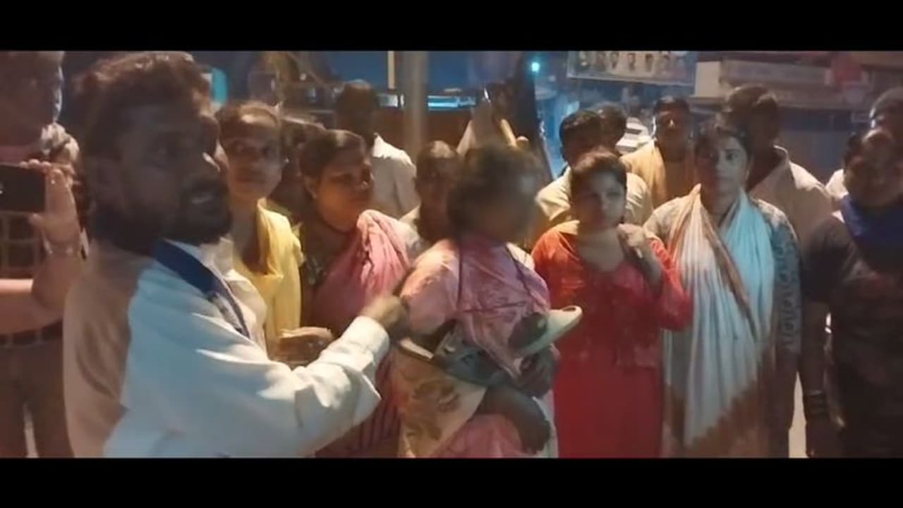 ಬೆಳಗಾವಿ ಅಮಾನವೀಯ ಘಟನೆ: ಒಂಟಿ ಮಹಿಳೆಗೆ ಚಪ್ಪಲಿ ಹಾರ ಹಾಕಿ ಮೆರವಣಿಗೆ ಬೆಳಗಾವಿ ಅಮಾನವೀಯ ಘಟನೆ: ಒಂಟಿ ಮಹಿಳೆಗೆ ಚಪ್ಪಲಿ ಹಾರ ಹಾಕಿ ಮೆರವಣಿಗೆ