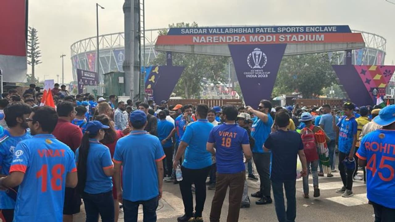 India vs Pakistan: மைதானத்திற்கு வெளியில் ஒன்று கூடிய ரசிகர்கள் – காலை 9 மணி முதல் காத்திருந்த ரசிகர்கள்! India vs Pakistan: மைதானத்திற்கு வெளியில் ஒன்று கூடிய ரசிகர்கள் – காலை 9 மணி முதல் காத்திருந்த ரசிகர்கள்!