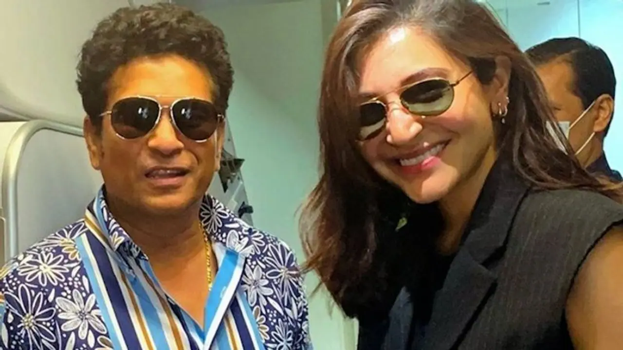 ಮೋದಿ ಸ್ಟೇಡಿಯಂನಲ್ಲಿ ಇಂಡೋ ಪಾಕ್ ಕದನ; ಮೈದಾನಕ್ಕೆ ಕಳೆ ಹೆಚ್ಚಿಸಿದ ತೆಂಡುಲ್ಕರ್ ಅನುಷ್ಕಾ ಎಂಟ್ರಿ..!