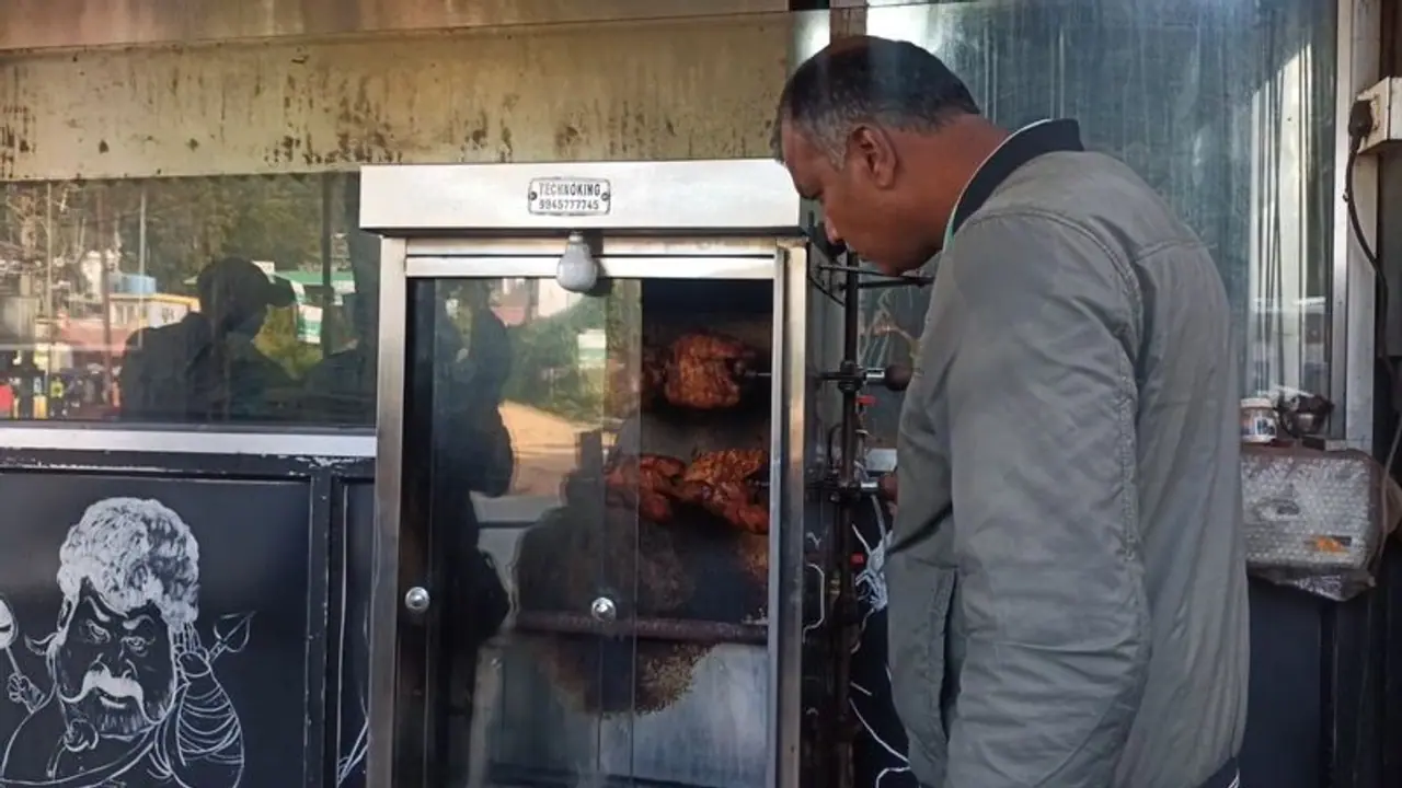 நீலகிரியில் பிரபல உணவக சாம்பாரில் மிதந்த குட்டி எலி; உணவகத்திற்கு சீல் வைத்த அதிகாரிகள் நீலகிரியில் பிரபல உணவக சாம்பாரில் மிதந்த குட்டி எலி; உணவகத்திற்கு சீல் வைத்த அதிகாரிகள்