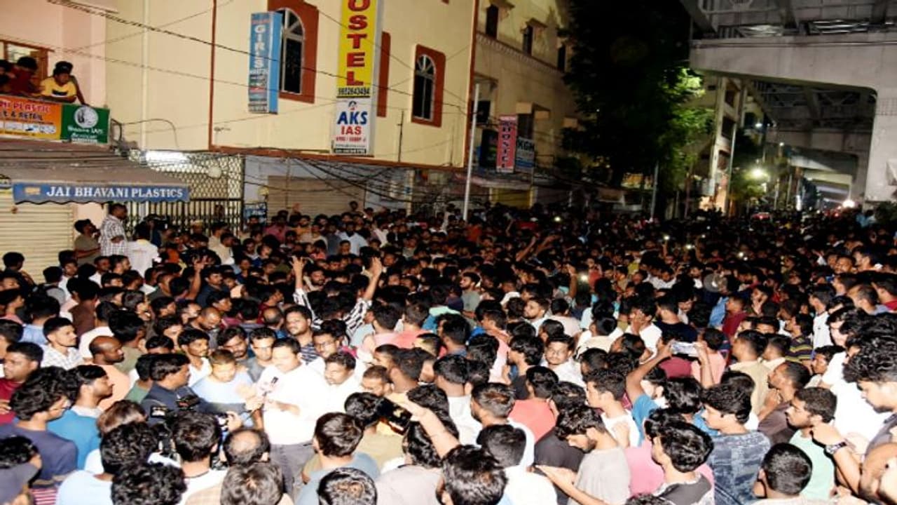 ప్రవళిక ఆత్మహత్య.. ఆందోళనల్లో పాల్గొన్నవారిపై కేసులు..! ప్రవళిక ఆత్మహత్య.. ఆందోళనల్లో పాల్గొన్నవారిపై కేసులు..!