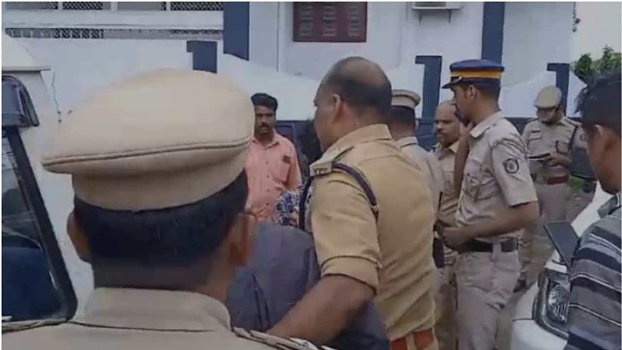 ബാങ്ക് തെരഞ്ഞെടുപ്പിന് വോട്ടു ചെയ്യാനെത്തിയപ്പോൾ പരിശോധന, സ്ലിപ്പിനൊപ്പം കഞ്ചാവ്! യുവാക്കളെ പിടികൂടി വീഡിയോ ബാങ്ക് തെരഞ്ഞെടുപ്പിന് വോട്ടു ചെയ്യാനെത്തിയപ്പോൾ പരിശോധന, സ്ലിപ്പിനൊപ്പം കഞ്ചാവ്! യുവാക്കളെ പിടികൂടി വീഡിയോ