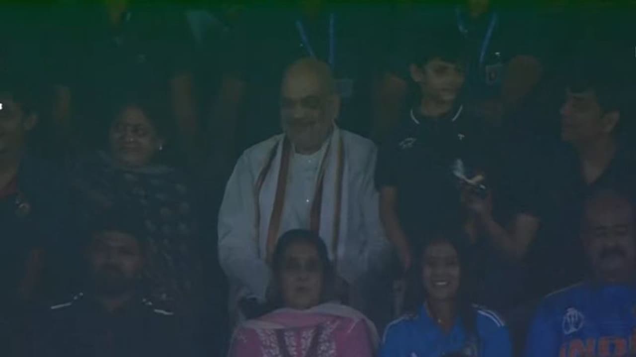 India vs Pakistan: ரசிகர்களோடு ரசிகராக இந்தியா பாகிஸ்தான் போட்டியை நேரில் கண்டு ரசித்த அமித் ஷா! India vs Pakistan: ரசிகர்களோடு ரசிகராக இந்தியா பாகிஸ்தான் போட்டியை நேரில் கண்டு ரசித்த அமித் ஷா!