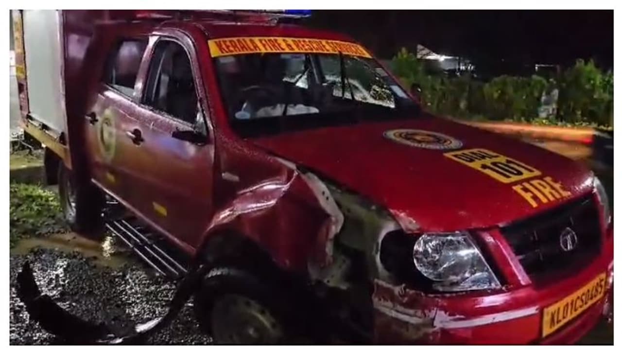 മുഖ്യമന്ത്രിക്ക് അകമ്പടി പോയ ഫയർ ആന്റ് റസ്ക്യു വാഹനം അപകടത്തിൽപ്പെട്ടു മുഖ്യമന്ത്രിക്ക് അകമ്പടി പോയ ഫയർ ആന്റ് റസ്ക്യു വാഹനം അപകടത്തിൽപ്പെട്ടു