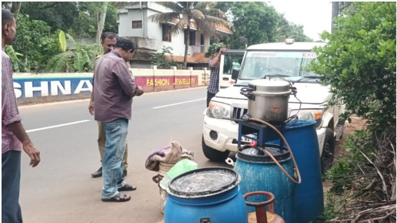 സ്വന്തം വീട് വാറ്റ് കേന്ദ്രമാക്കി, വാറ്റിനിടെ എക്സൈസ് പാഞ്ഞെത്തി, 600 ലിറ്ററോളം കോടയടക്കം പിടിച്ചെടുത്തു