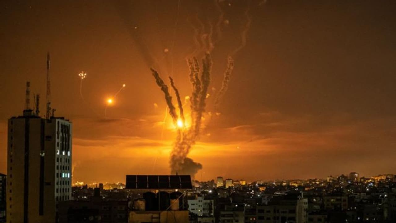 இஸ்ரேலில் 2வது போர்முனை உருவாகிறதா? ஈரான் ராணுவ வாகனங்கள் மீது திடீர் வான்வழித் தாக்குதல்! இஸ்ரேலில் 2வது போர்முனை உருவாகிறதா? ஈரான் ராணுவ வாகனங்கள் மீது திடீர் வான்வழித் தாக்குதல்!