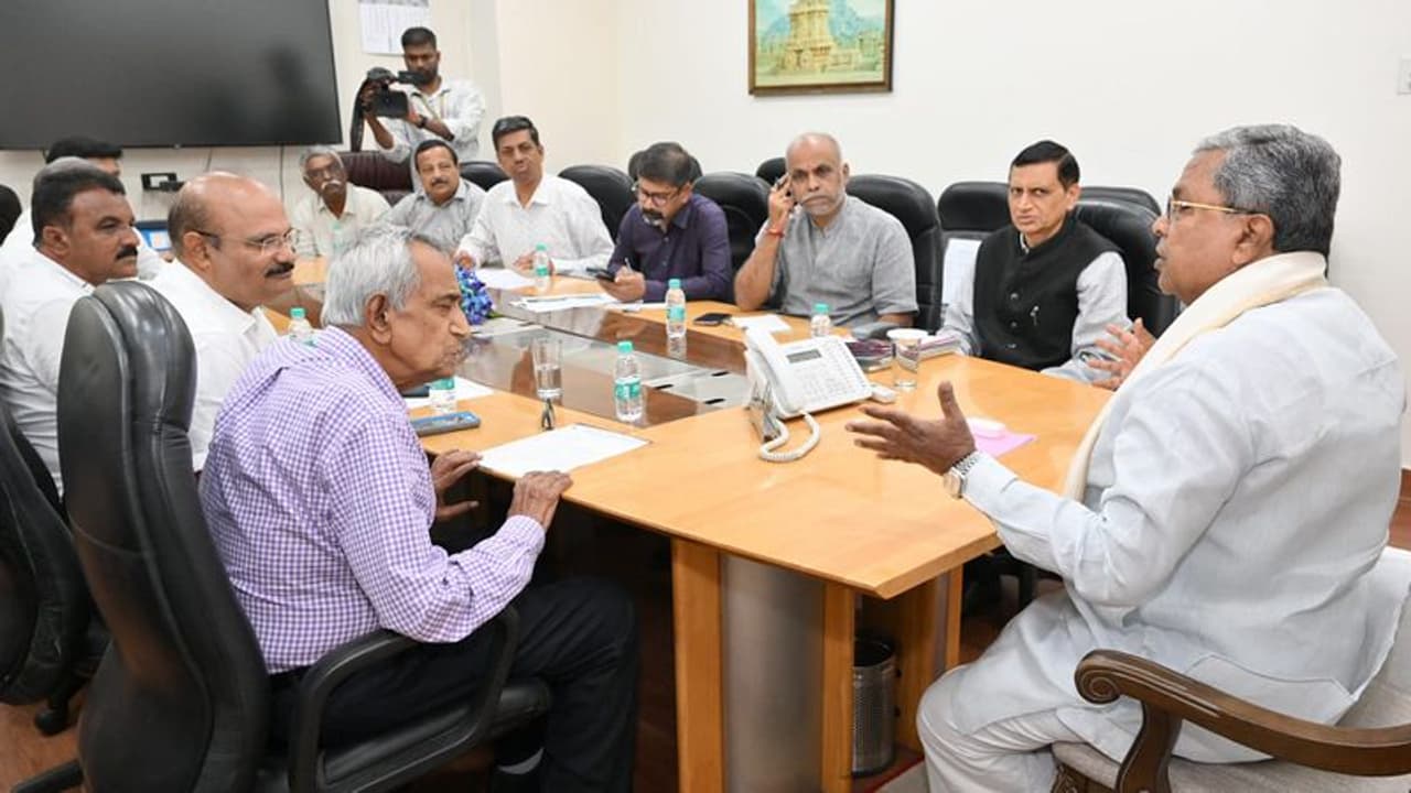 BBMP ಆಯುಕ್ತ, ಪ್ರಧಾನ ಎಂಜಿನಿಯರ್ ಹಿಂಸೆ ಕೊಡುತ್ತಿದ್ದಾರೆ: ಸಿದ್ದುಗೆ ಗುತ್ತಿಗೆದಾರರ ದೂರು BBMP ಆಯುಕ್ತ, ಪ್ರಧಾನ ಎಂಜಿನಿಯರ್ ಹಿಂಸೆ ಕೊಡುತ್ತಿದ್ದಾರೆ: ಸಿದ್ದುಗೆ ಗುತ್ತಿಗೆದಾರರ ದೂರು