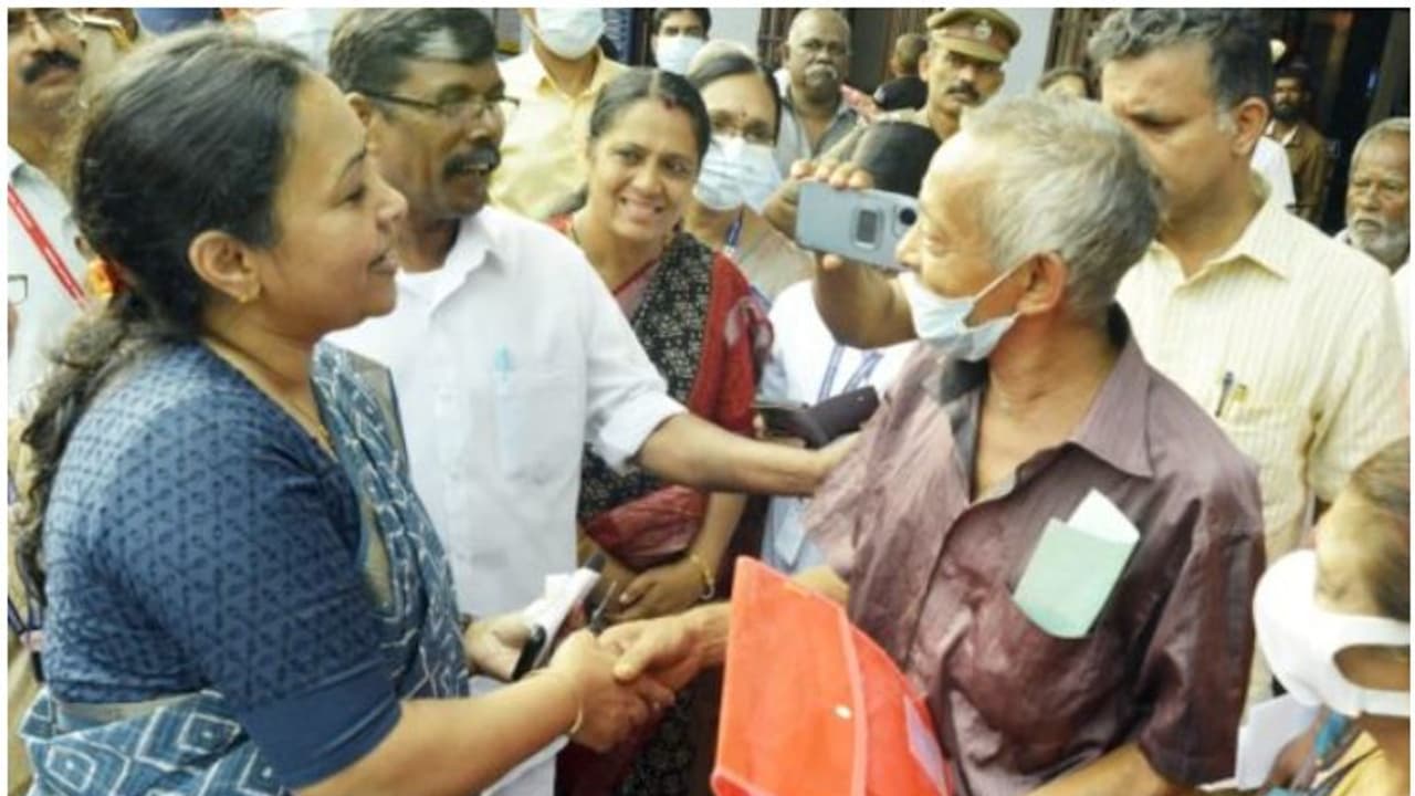 മക്കളില്ല, ആരുമില്ല സഹായിക്കാൻ...; നിറകണ്ണുകളോടെ മുരളീധരൻ, 'ഞങ്ങളുണ്ട്'; ചേർത്ത് പിടിച്ച് മന്ത്രി വീണ ജോർജ് മക്കളില്ല, ആരുമില്ല സഹായിക്കാൻ...; നിറകണ്ണുകളോടെ മുരളീധരൻ, 'ഞങ്ങളുണ്ട്'; ചേർത്ത് പിടിച്ച് മന്ത്രി വീണ ജോർജ്