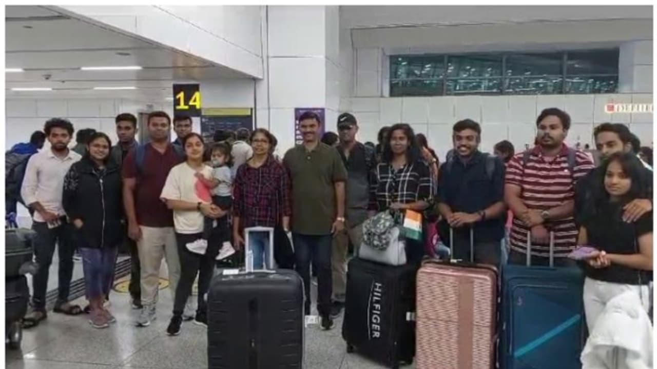 ആശ്വാസ തീരത്ത് ഓപ്പറേഷൻ അജയ്: മൂന്നാമത്തെ വിമാനവും എത്തി; 198 പേരിൽ 18 മലയാളികൾ ആശ്വാസ തീരത്ത് ഓപ്പറേഷൻ അജയ്: മൂന്നാമത്തെ വിമാനവും എത്തി; 198 പേരിൽ 18 മലയാളികൾ