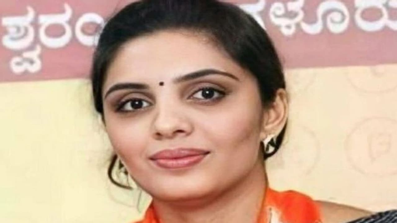 ಲುಲು ಮಾಲ್ನಲ್ಲಿ ಪಾಕ್ ಧ್ವಜದ ಕುರಿತು ಪೋಸ್ಟ್: ಬಿಜೆಪಿ ಕಾರ್ಯಕರ್ತೆ ಶಂಕುತಲಾ ವಿರುದ್ಧ ಕೇಸ್ ಲುಲು ಮಾಲ್ನಲ್ಲಿ ಪಾಕ್ ಧ್ವಜದ ಕುರಿತು ಪೋಸ್ಟ್: ಬಿಜೆಪಿ ಕಾರ್ಯಕರ್ತೆ ಶಂಕುತಲಾ ವಿರುದ್ಧ ಕೇಸ್