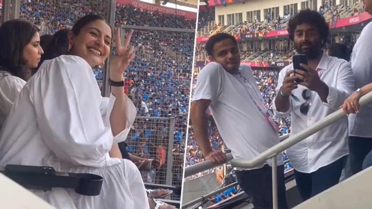 India Vs Pakistan: Arijit Singh requests Anushka Sharma for a snap; 'Chakda Express' actress obliges happily India Vs Pakistan: Arijit Singh requests Anushka Sharma for a snap; 'Chakda Express' actress obliges happily