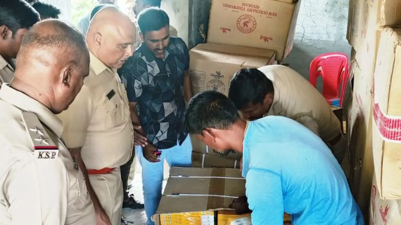 ಮೈಸೂರು : ಅನಧಿಕೃತವಾಗಿ ದಾಸ್ತಾನು ಮಾಡಿದ್ದ ಪಟಾಕಿ ವಶ