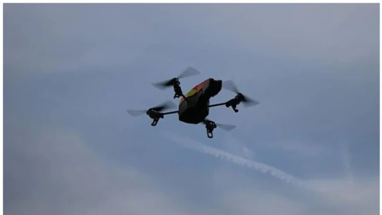 അതിര്ത്തിക്ക് സമീപം പാകിസ്ഥാന് ഡ്രോണ്; അന്വേഷണം തുടങ്ങി ബി.എസ്.എഫ് അതിര്ത്തിക്ക് സമീപം പാകിസ്ഥാന് ഡ്രോണ്; അന്വേഷണം തുടങ്ങി ബി.എസ്.എഫ്