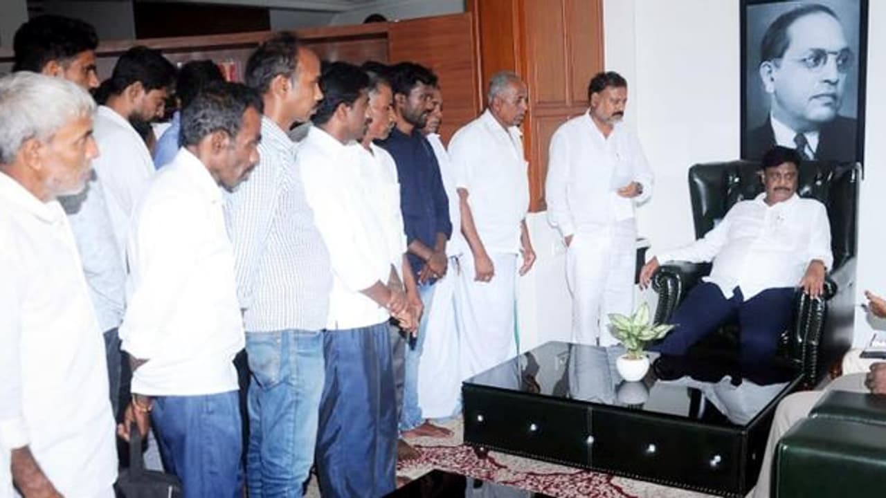 ರೈತರಿಗೆ ಭೂಮಿ ಬಿಡಿಸಿಕೊಡಲು ಡಾ.ಎಚ್.ಸಿ. ಮಹದೇವಪ್ಪಗೆ ಮನವಿ ರೈತರಿಗೆ ಭೂಮಿ ಬಿಡಿಸಿಕೊಡಲು ಡಾ.ಎಚ್.ಸಿ. ಮಹದೇವಪ್ಪಗೆ ಮನವಿ