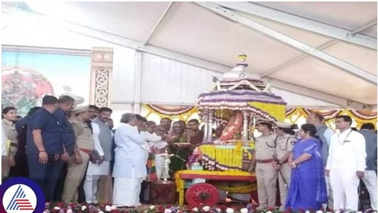 ನಾಡಹಬ್ಬ ಮೈಸೂರು ದಸರಾ 2023ಗೆ ಚಾಲನೆ ನೀಡಿದ ಹಂಸಲೇಖ: ಕಾಂಗ್ರೆಸ್‌ ನಾಯಕರ ಗುಣಗಾನ ಮಾಡಿದ ಉದ್ಘಾಟಕ 