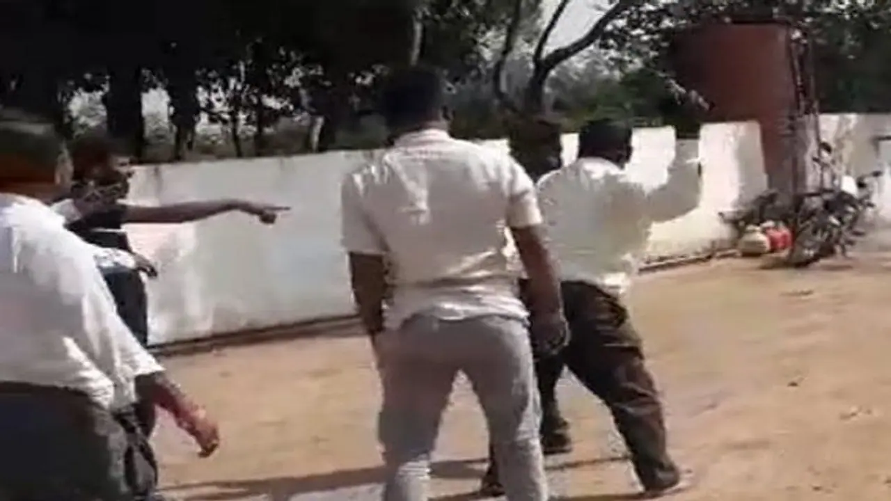 ನೀರು ಬಾರದ್ದಕ್ಕೆ ನಲ್ಲಿ ಮುರಿದ ವ್ಯಕ್ತಿಗೆ ಚಪ್ಪಲಿ ಏಟು: ಗಾಂಧಿ ಗ್ರಾಮ ಪುರಸ್ಕಾರ ಪಂಚಾಯ್ತಿಯಲ್ಲಿ ಪಿಡಿಓ ದರ್ಪ? ನೀರು ಬಾರದ್ದಕ್ಕೆ ನಲ್ಲಿ ಮುರಿದ ವ್ಯಕ್ತಿಗೆ ಚಪ್ಪಲಿ ಏಟು: ಗಾಂಧಿ ಗ್ರಾಮ ಪುರಸ್ಕಾರ ಪಂಚಾಯ್ತಿಯಲ್ಲಿ ಪಿಡಿಓ ದರ್ಪ?