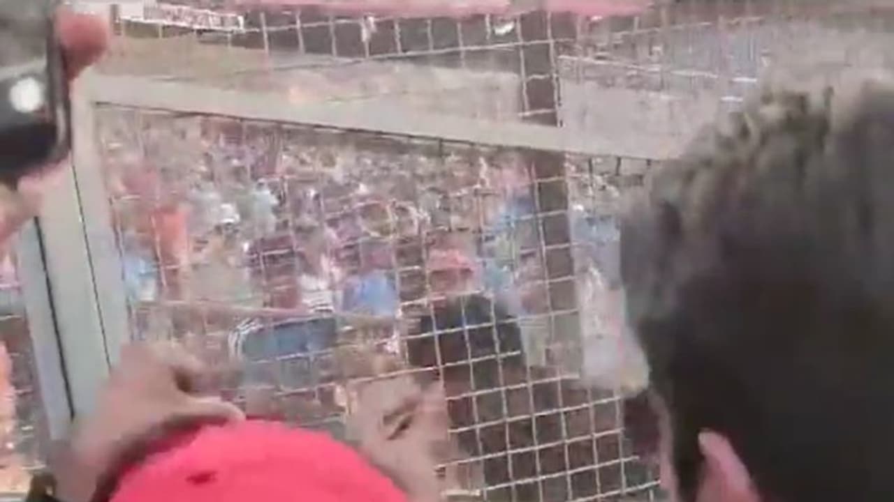 നരേന്ദ്ര മോദി സ്റ്റേഡിയത്തിലെ ഇന്ത്യ പാക് പോരാട്ടത്തിൽ മുഹമ്മദ് റിസ്വാന് നേരെ ജയ് ശ്രീറാം വിളികളുമായി ആരാധകർ നരേന്ദ്ര മോദി സ്റ്റേഡിയത്തിലെ ഇന്ത്യ പാക് പോരാട്ടത്തിൽ മുഹമ്മദ് റിസ്വാന് നേരെ ജയ് ശ്രീറാം വിളികളുമായി ആരാധകർ