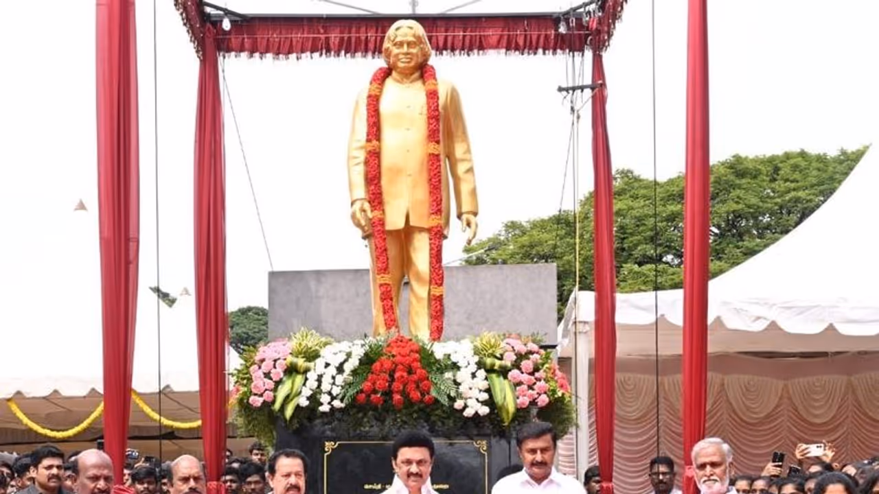 அண்ணா பல்கலைக்கழகத்தில் ஏபிஜே அப்துல் கலாம் சிலை...! திறந்து வைத்த முதலமைச்சர் ஸ்டாலின் அண்ணா பல்கலைக்கழகத்தில் ஏபிஜே அப்துல் கலாம் சிலை...! திறந்து வைத்த முதலமைச்சர் ஸ்டாலின்