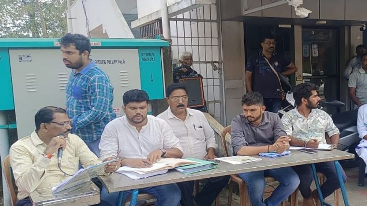 ಮಂಗಳೂರು: ಹಿಂದೂ ಸಂಘಟನೆಗಳ ವಿರೋಧ ನಡುವೆಯೇ ಟೆಂಡರ್, 6 ಅಂಗಡಿ ಮುಸ್ಲಿಮರಿಗೆ ಮಂಗಳೂರು: ಹಿಂದೂ ಸಂಘಟನೆಗಳ ವಿರೋಧ ನಡುವೆಯೇ ಟೆಂಡರ್, 6 ಅಂಗಡಿ ಮುಸ್ಲಿಮರಿಗೆ