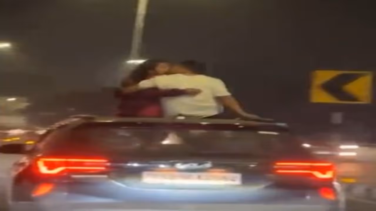 హైదరాబాద్లో రెచ్చిపోయిన జంట.. రోడ్డుపై అందరూ చూస్తుండగానే రొమాన్స్.. (వీడియో) హైదరాబాద్లో రెచ్చిపోయిన జంట.. రోడ్డుపై అందరూ చూస్తుండగానే రొమాన్స్.. (వీడియో)