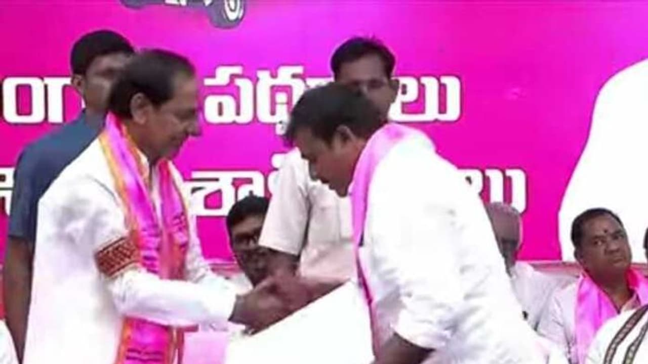 బీ ఫారాలు అందుకున్న ఆ ఇద్దరు: 51 మందికే బీఆర్ఎస్ బీ ఫారాలు(వీడియో) బీ ఫారాలు అందుకున్న ఆ ఇద్దరు: 51 మందికే బీఆర్ఎస్ బీ ఫారాలు(వీడియో)