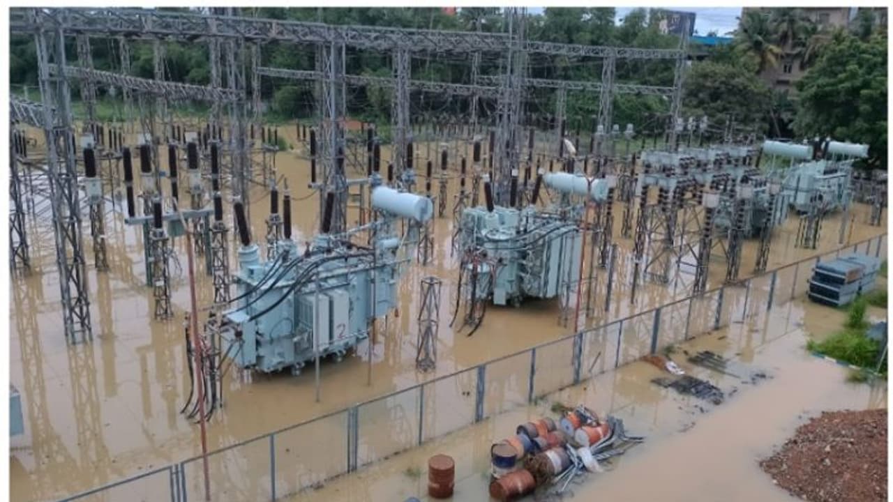 കഴക്കൂട്ടം സബ്സ്റ്റേഷനില്‍ വെള്ളം കയറുന്നു; തിരുവനന്തപുരത്ത് വൈദ്യുതി വിതരണം തടസ്സപ്പെടുമെന്ന് മുന്നറിയിപ്പ്