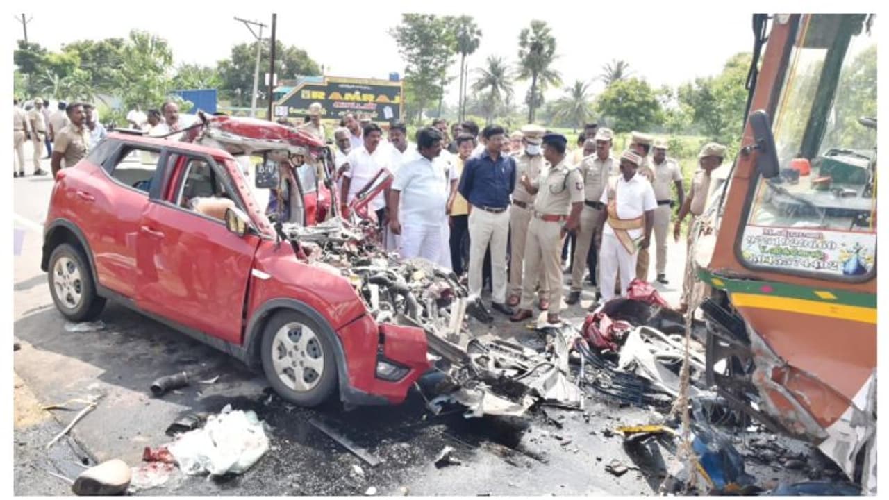 ഡ്രൈവിങ്ങിനിടെ ഉറങ്ങിപ്പോയി, കാറും ലോറിയും കൂട്ടിയിടിച്ച് ഒരു കുടുംബത്തിലെ 7പേർക്ക് ദാരുണാന്ത്യം